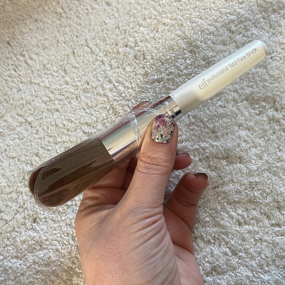 ELF makeup total face brush vegan cruelty free white cosmetics tool w cover - Picture 2 of 6